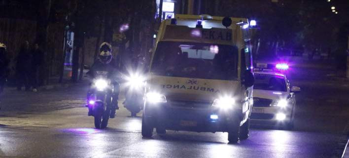 Δικηγόρος τραυματίστηκε από φωτοβολίδα στα Εξάρχεια -Διακομίστηκε στον Ευαγγελισμό